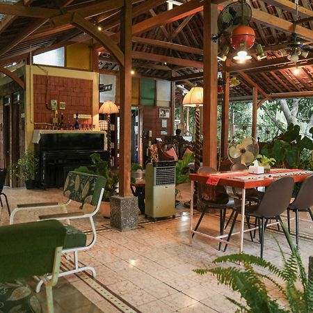 Bed and Breakfast Djajanti House Semarang Zewnętrze zdjęcie
